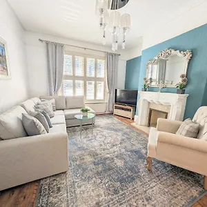 Large Family Apartment, Walking Distance To With Private Garden & Parking , Bournemouth United Kingdom